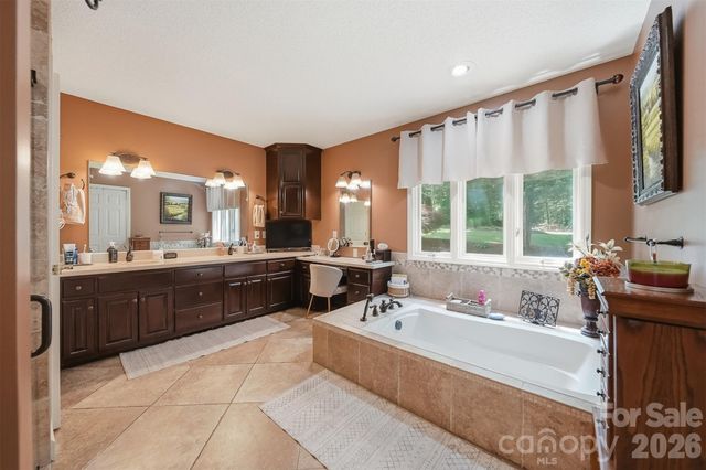 3650 Foxboro Lane NE, Hickory, NC 28601