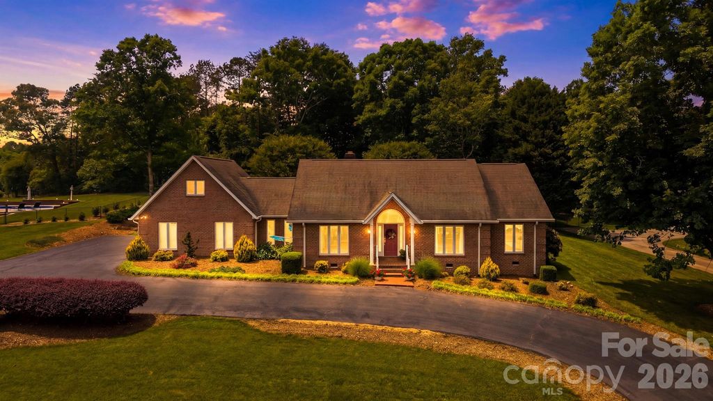 3650 Foxboro Lane NE, Hickory, NC 28601
