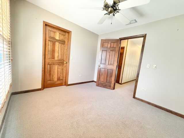 879 N Auburn Woods Drive, Palatine, IL 60067