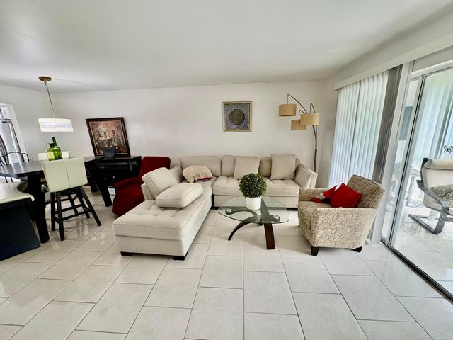 9261 Sunrise Lakes Boulevard, Sunrise, FL 33322