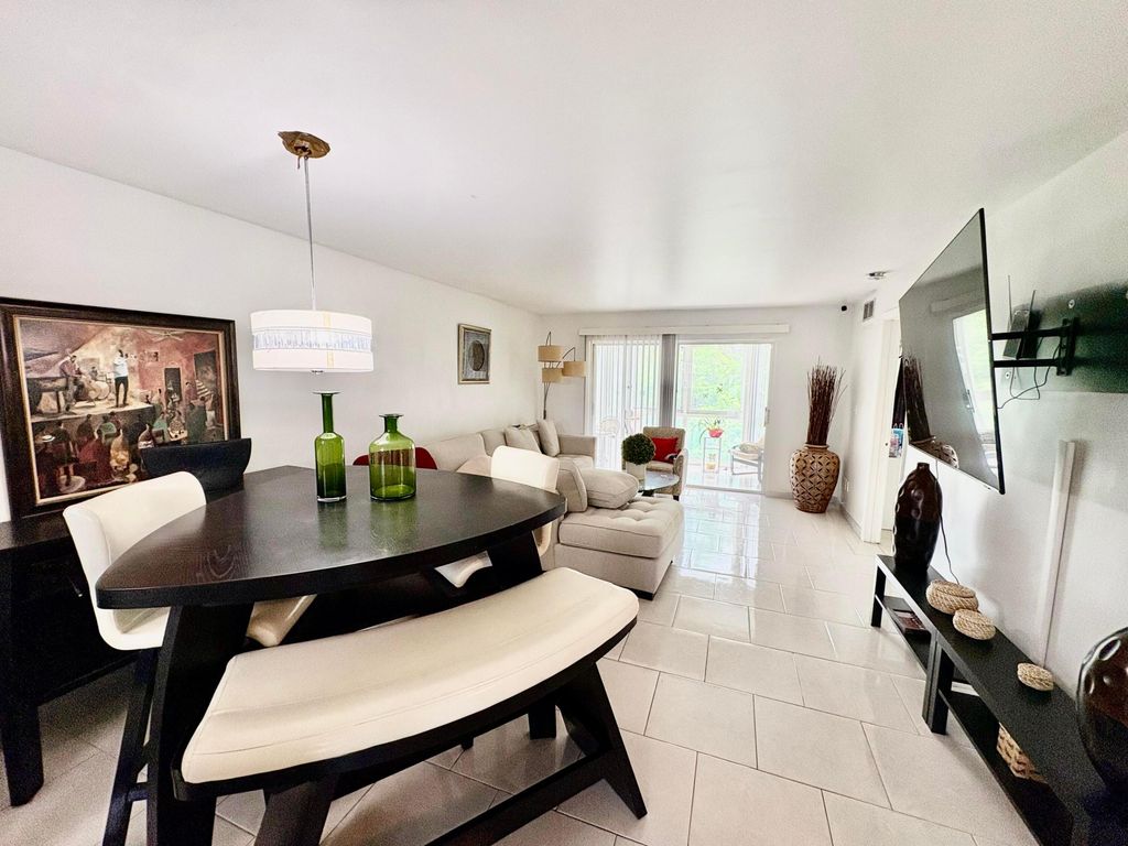 9261 Sunrise Lakes Boulevard, Sunrise, FL 33322