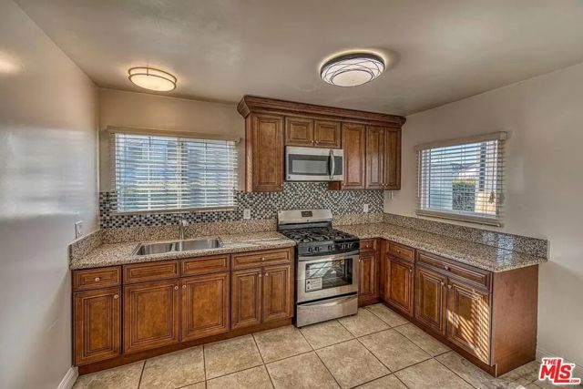 1588 W 36th Street, Los Angeles, CA 90018