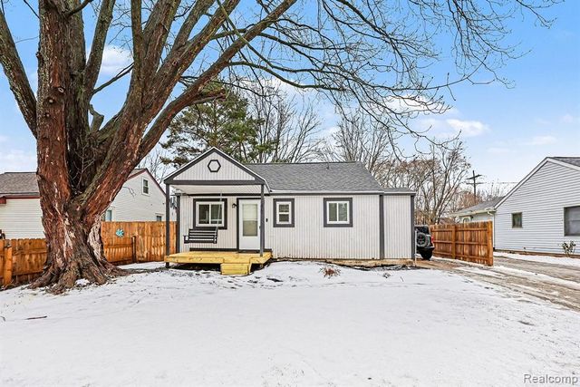46 E Glass Road, Ortonville, MI 48462