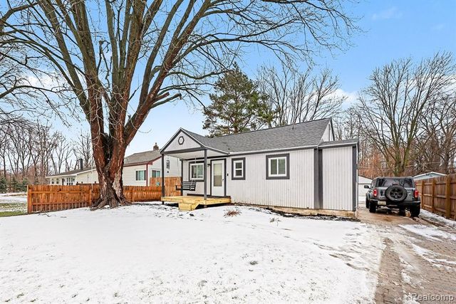 46 E Glass Road, Ortonville, MI 48462