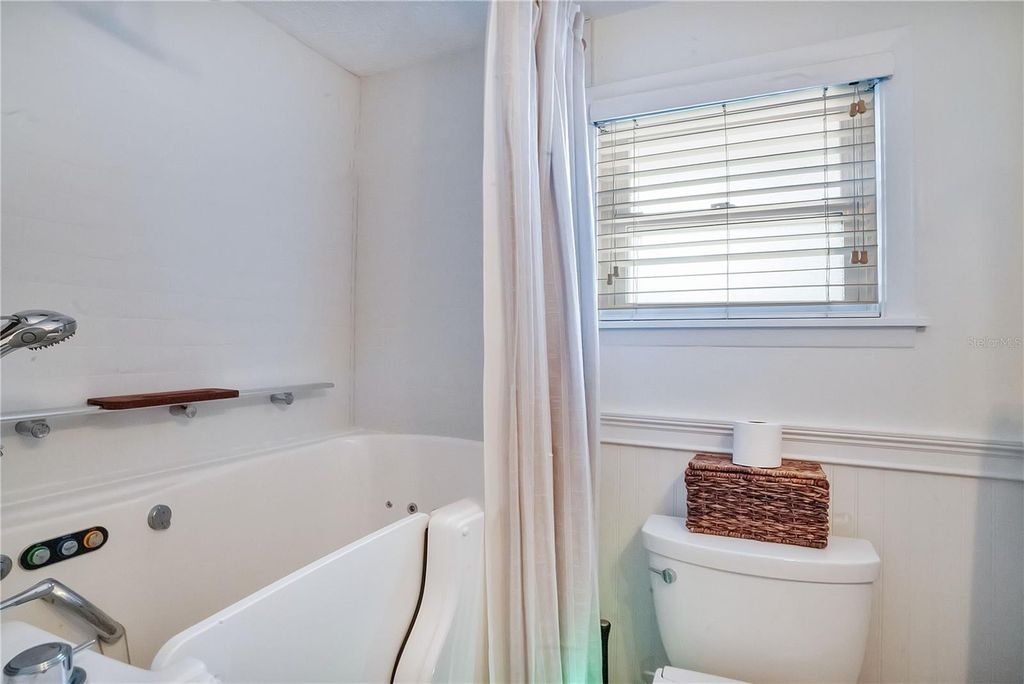 Image 19 of property listing at 628 FOREST STREET, Windermere, FL 34786