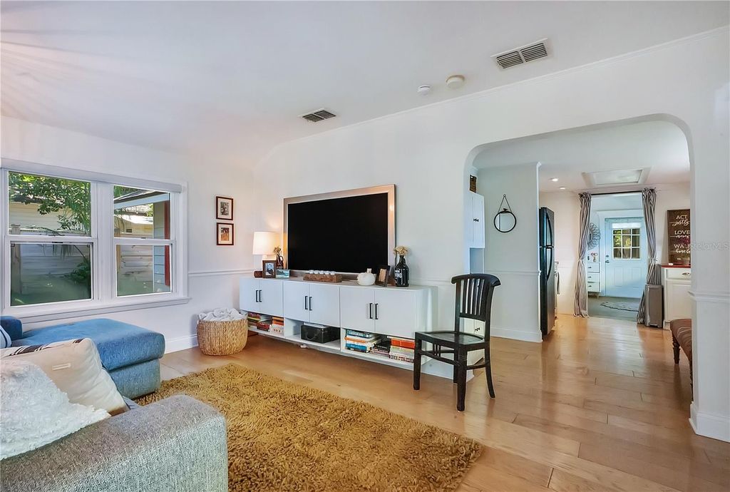 Image 4 of property listing at 628 FOREST STREET, Windermere, FL 34786