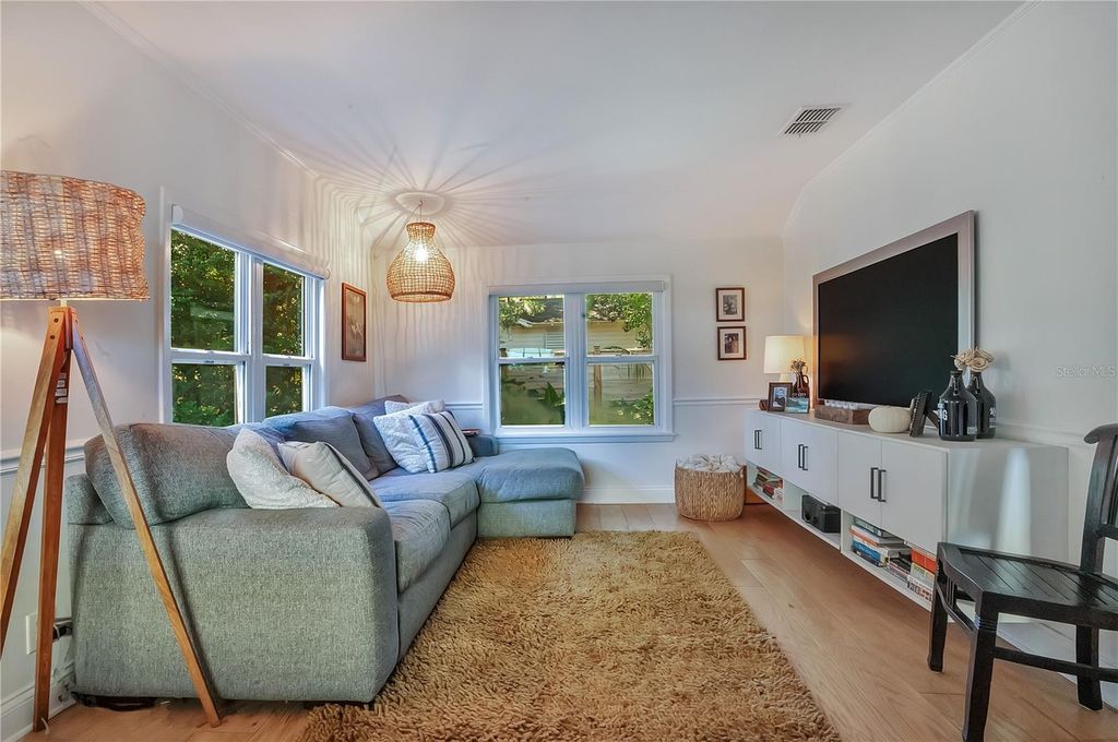 Image 5 of property listing at 628 FOREST STREET, Windermere, FL 34786
