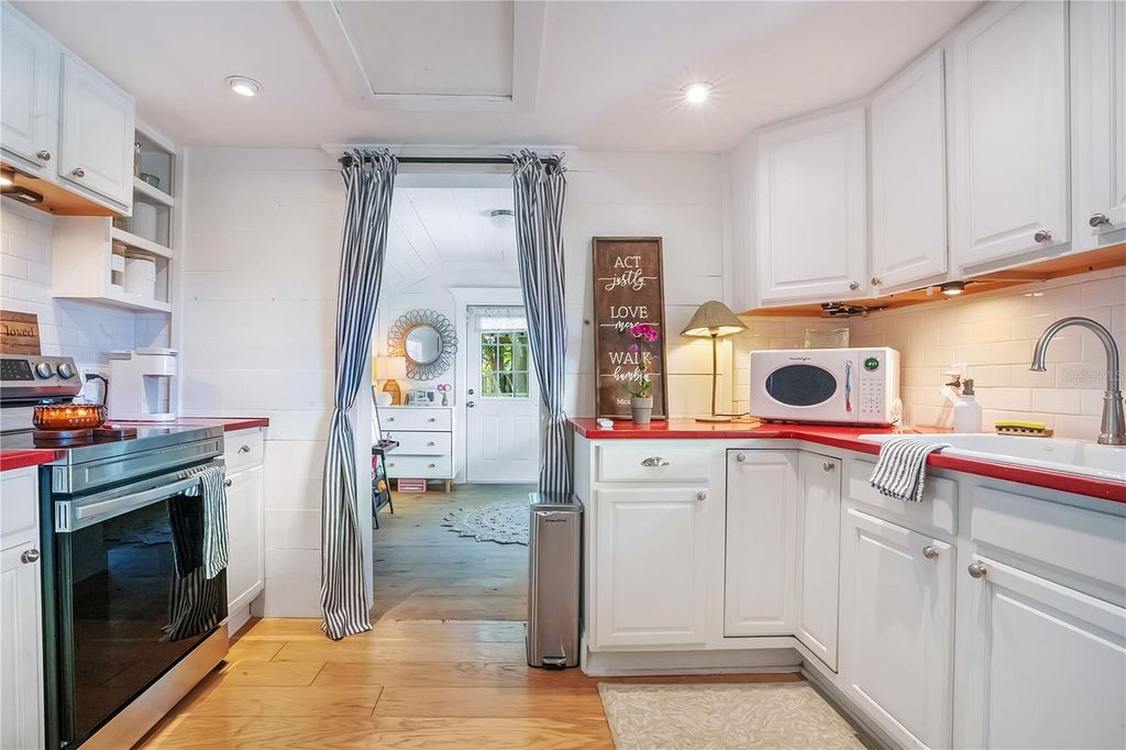 Image 8 of property listing at 628 FOREST STREET, Windermere, FL 34786