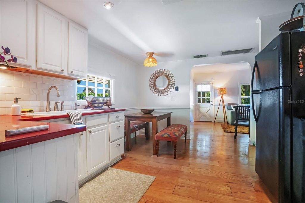 Image 10 of property listing at 628 FOREST STREET, Windermere, FL 34786