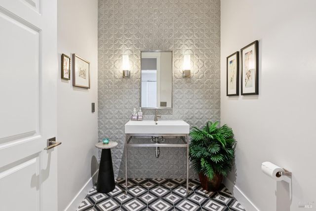 4990 Lakepointe Cir, Santa Rosa, CA 95403