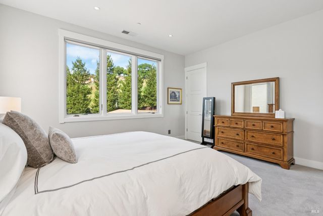 4990 Lakepointe Cir, Santa Rosa, CA 95403