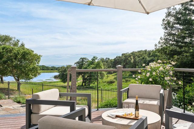 4990 Lakepointe Cir, Santa Rosa, CA 95403