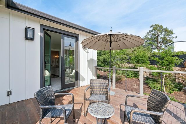 4990 Lakepointe Cir, Santa Rosa, CA 95403