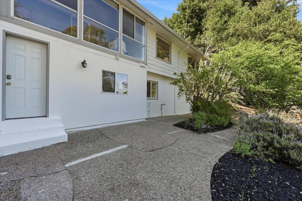 Image 92 of property listing at 6 Spring Valley Lane, Millbrae, CA 94030