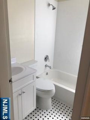 79 Washington Avenue 19, Dumont, NJ 07628