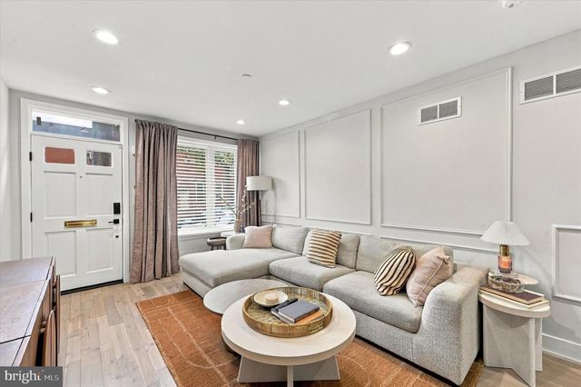2044 E SUSQUEHANNA AVE, Philadelphia, PA 19125