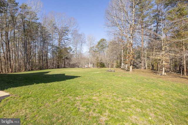 15 WINNING COLORS RD, Stafford, VA 22556