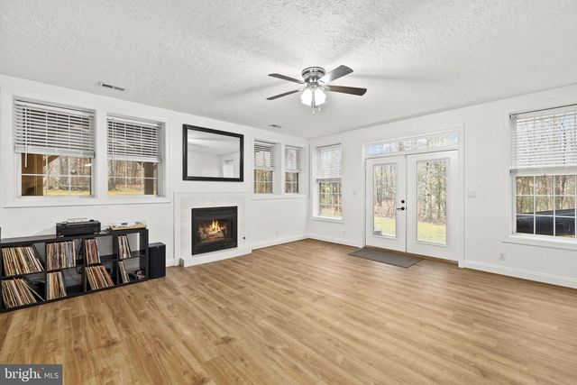 15 WINNING COLORS RD, Stafford, VA 22556