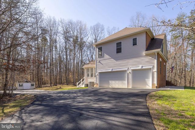 15 WINNING COLORS RD, Stafford, VA 22556