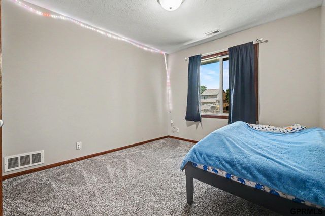 19514 Z Street, Omaha, NE 68135