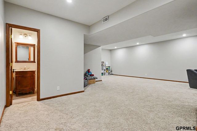 19514 Z Street, Omaha, NE 68135