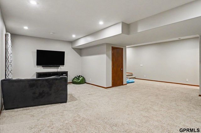 19514 Z Street, Omaha, NE 68135