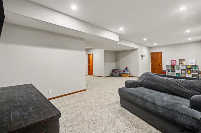 19514 Z Street, Omaha, NE 68135