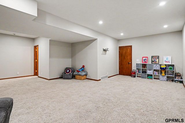 19514 Z Street, Omaha, NE 68135