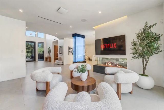 20620 Chatsboro Drive, Woodland Hills, CA 91364