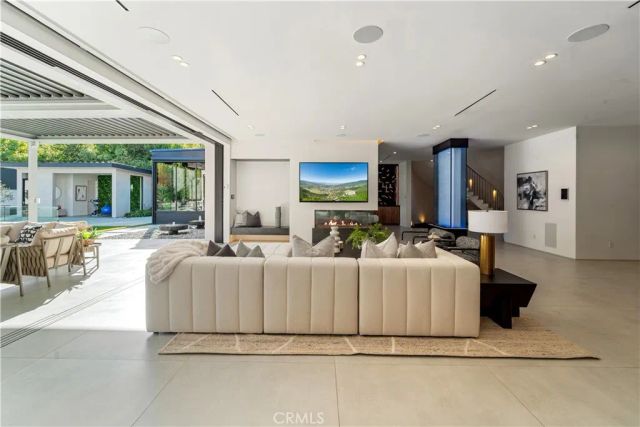 20620 Chatsboro Drive, Woodland Hills, CA 91364