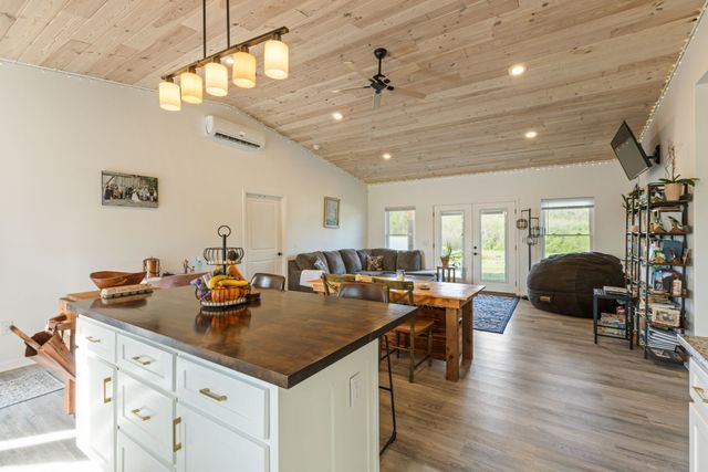 448 Duncan Cir, Lobelville, TN 37097