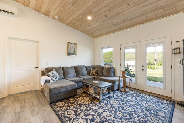 448 Duncan Cir, Lobelville, TN 37097