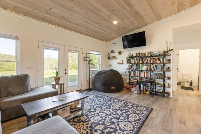 448 Duncan Cir, Lobelville, TN 37097