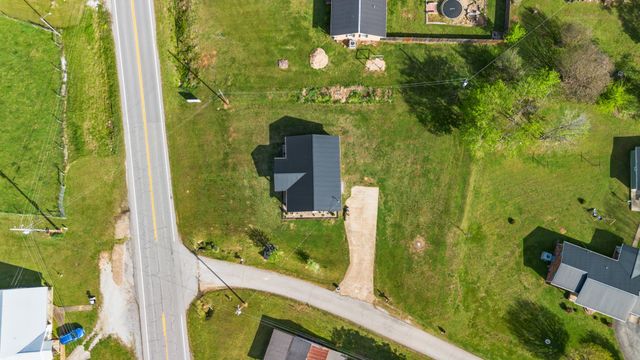 448 Duncan Cir, Lobelville, TN 37097