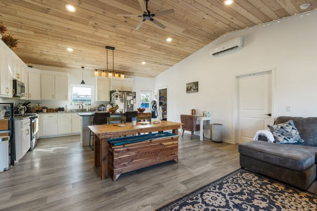 448 Duncan Cir, Lobelville, TN 37097