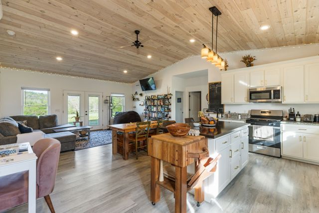 448 Duncan Cir, Lobelville, TN 37097