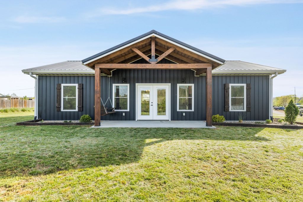 448 Duncan Cir, Lobelville, TN 37097
