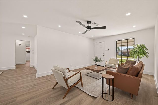 608 Lloyd Lane, Baytown, TX 77521