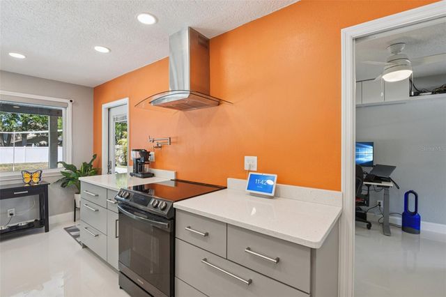 10000 W BAY STREET, Seminole, FL 33776