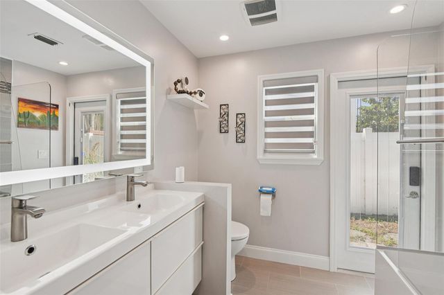 10000 W BAY STREET, Seminole, FL 33776