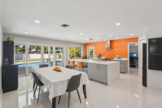 10000 W BAY STREET, Seminole, FL 33776