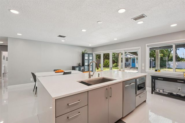 10000 W BAY STREET, Seminole, FL 33776