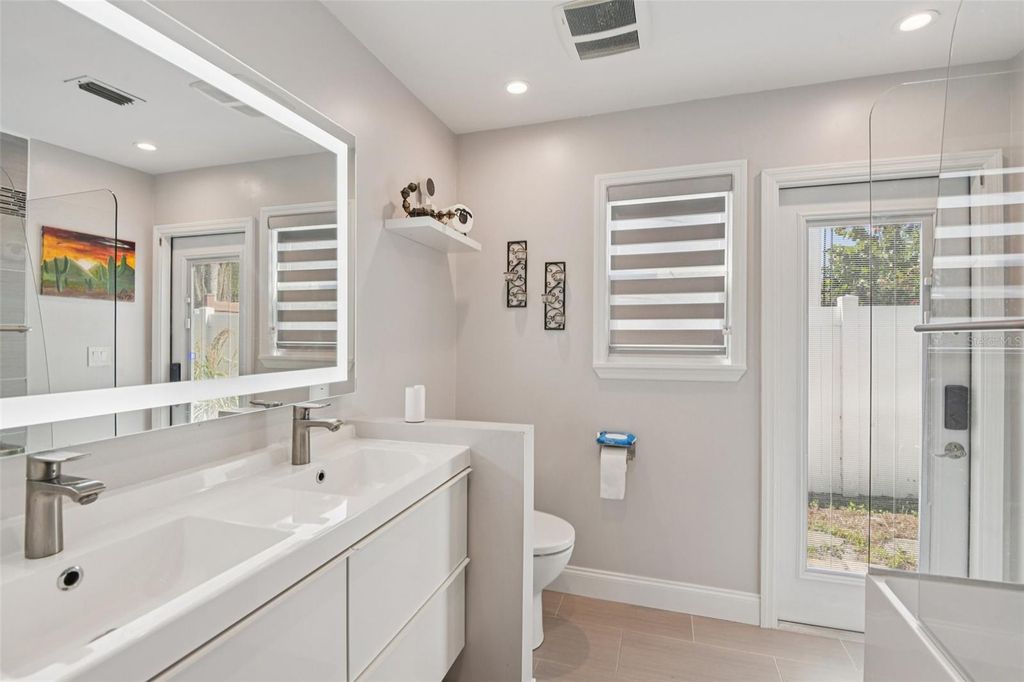 Image 19 of property listing at 10000 W BAY STREET, Seminole, FL 33776