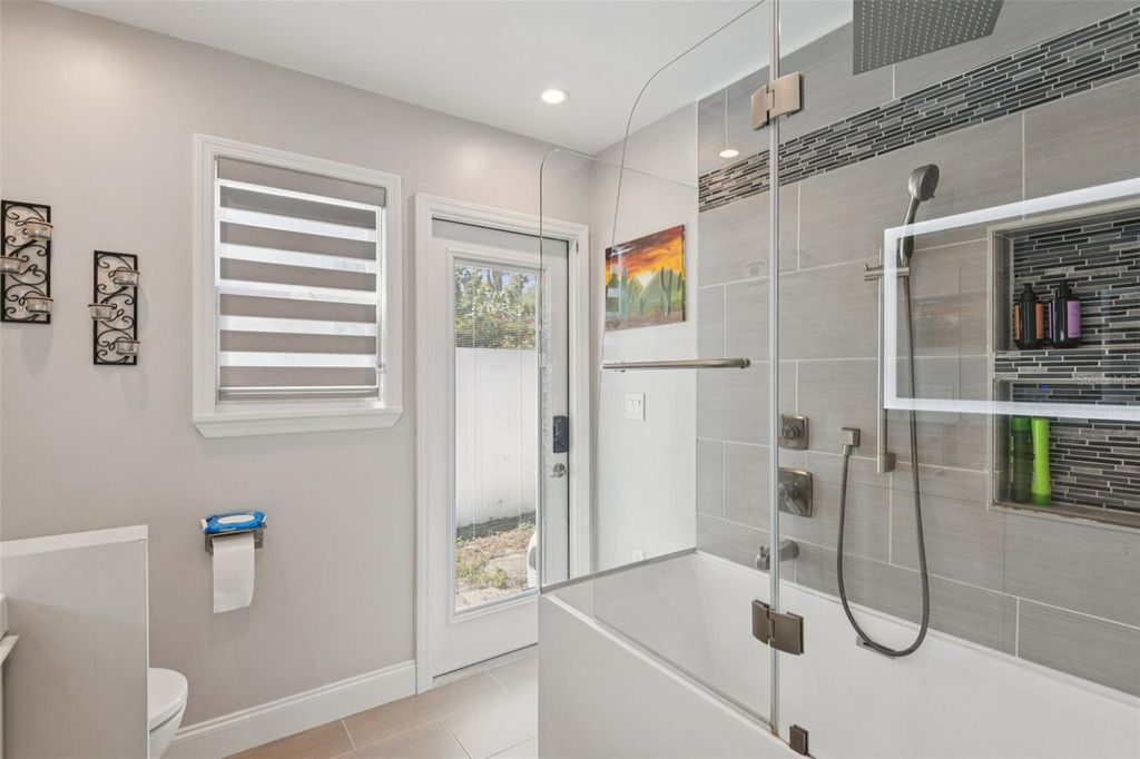 Image 20 of property listing at 10000 W BAY STREET, Seminole, FL 33776