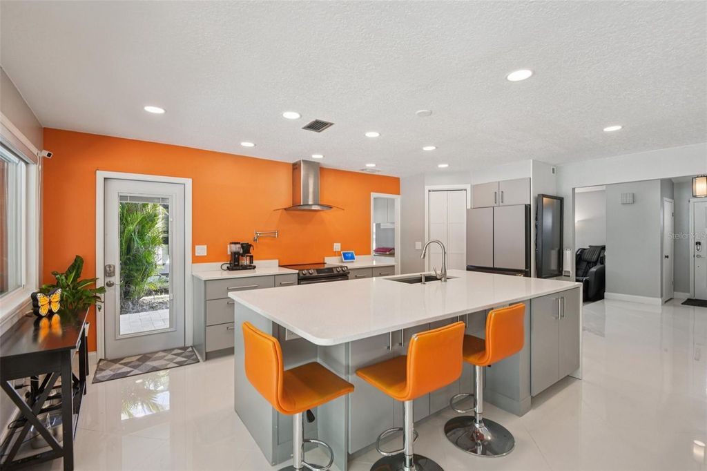 Image 7 of property listing at 10000 W BAY STREET, Seminole, FL 33776