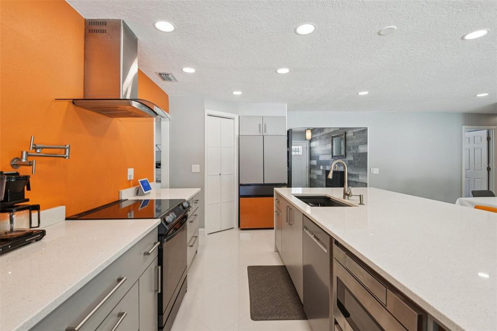 Image 8 of property listing at 10000 W BAY STREET, Seminole, FL 33776