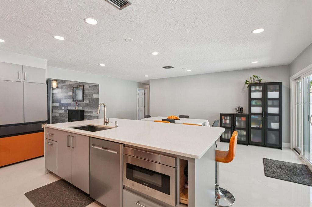 Image 9 of property listing at 10000 W BAY STREET, Seminole, FL 33776