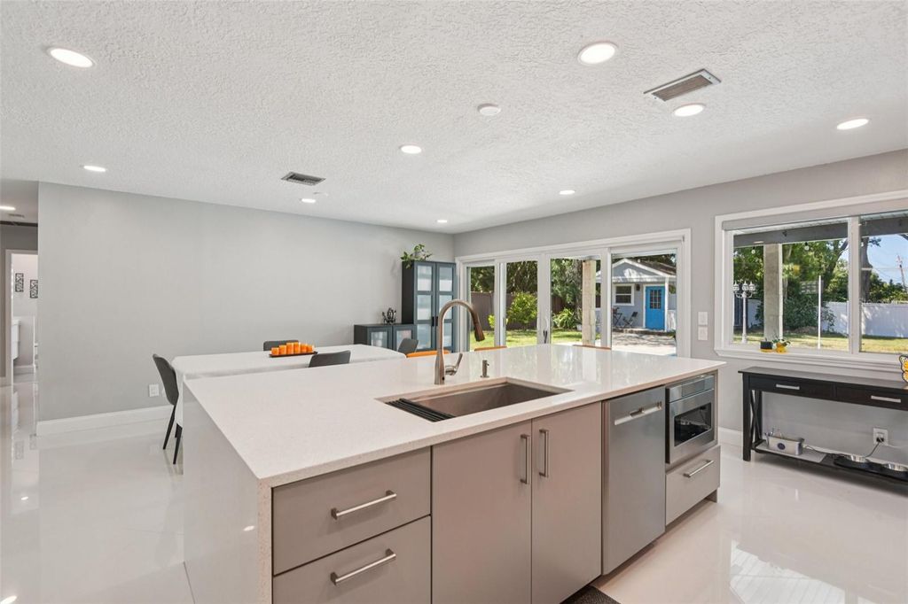 Image 10 of property listing at 10000 W BAY STREET, Seminole, FL 33776