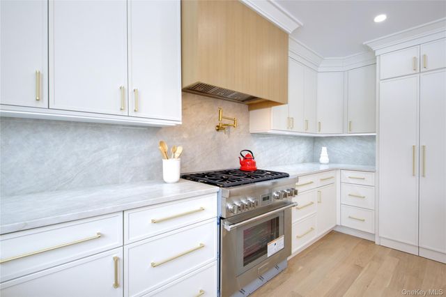 30 4th Street, Manhasset, NY 11030