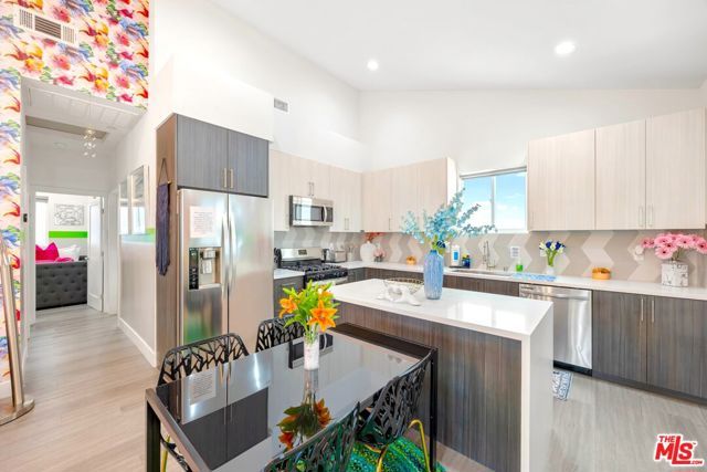 5855 Vineland Avenue B, Los Angeles, CA 91601